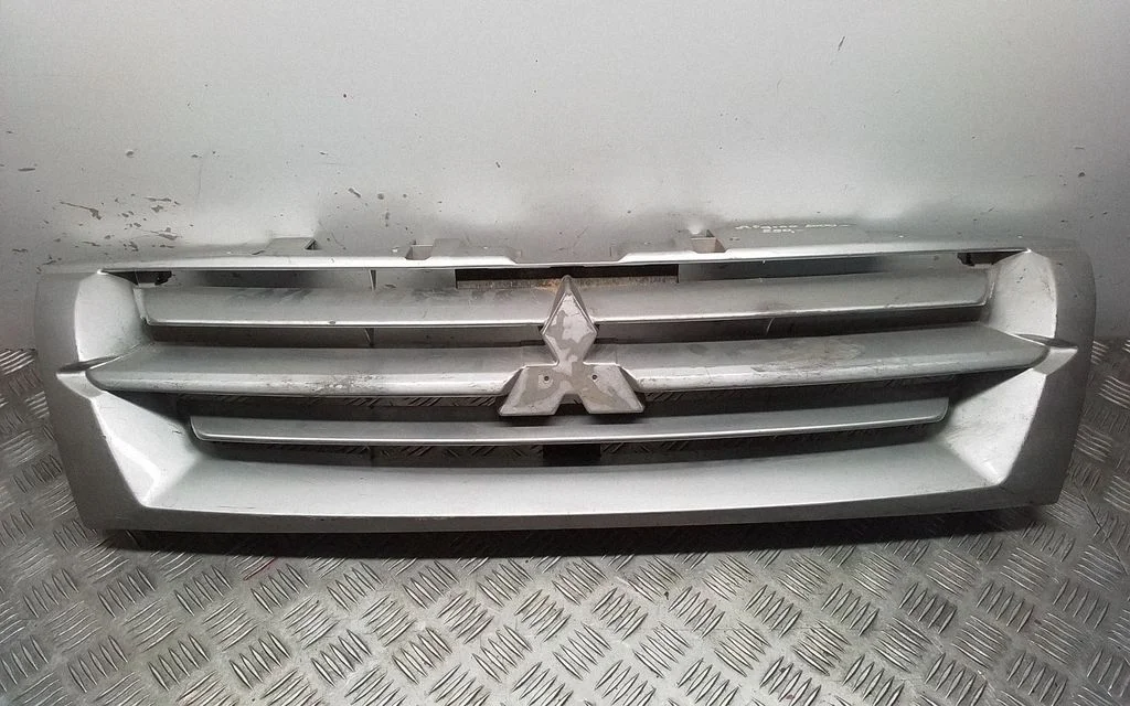 Front grill MR387981