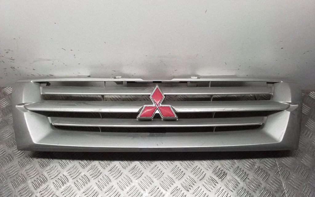Front grill MR387981