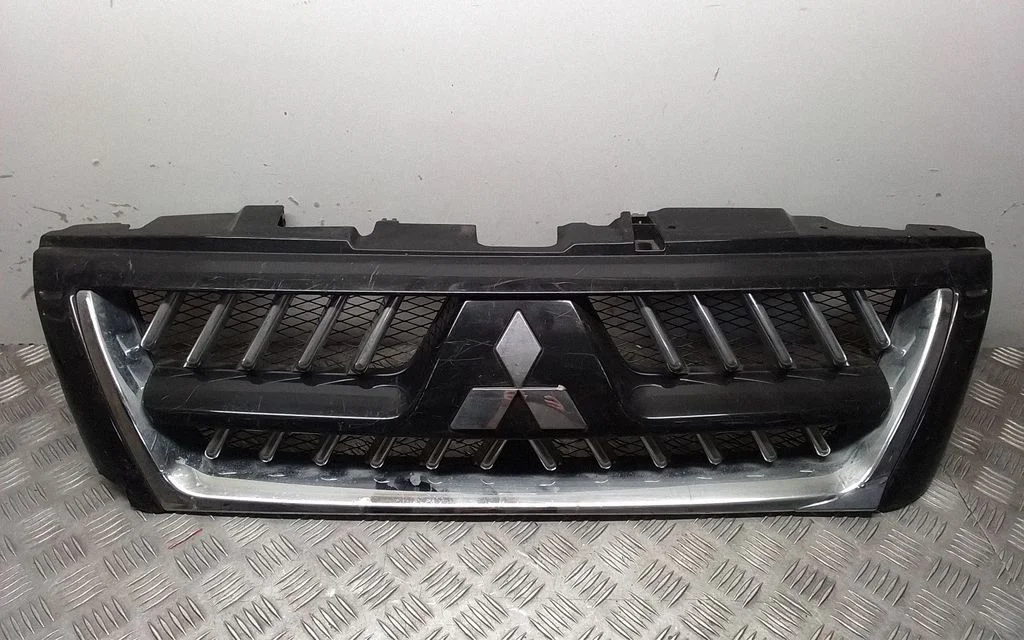 Front grill MN117713