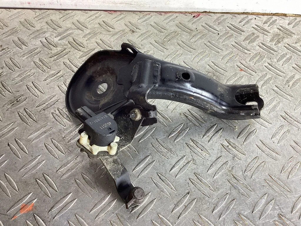 Radiator support slam panel bracket – Lexus NX (2021-)