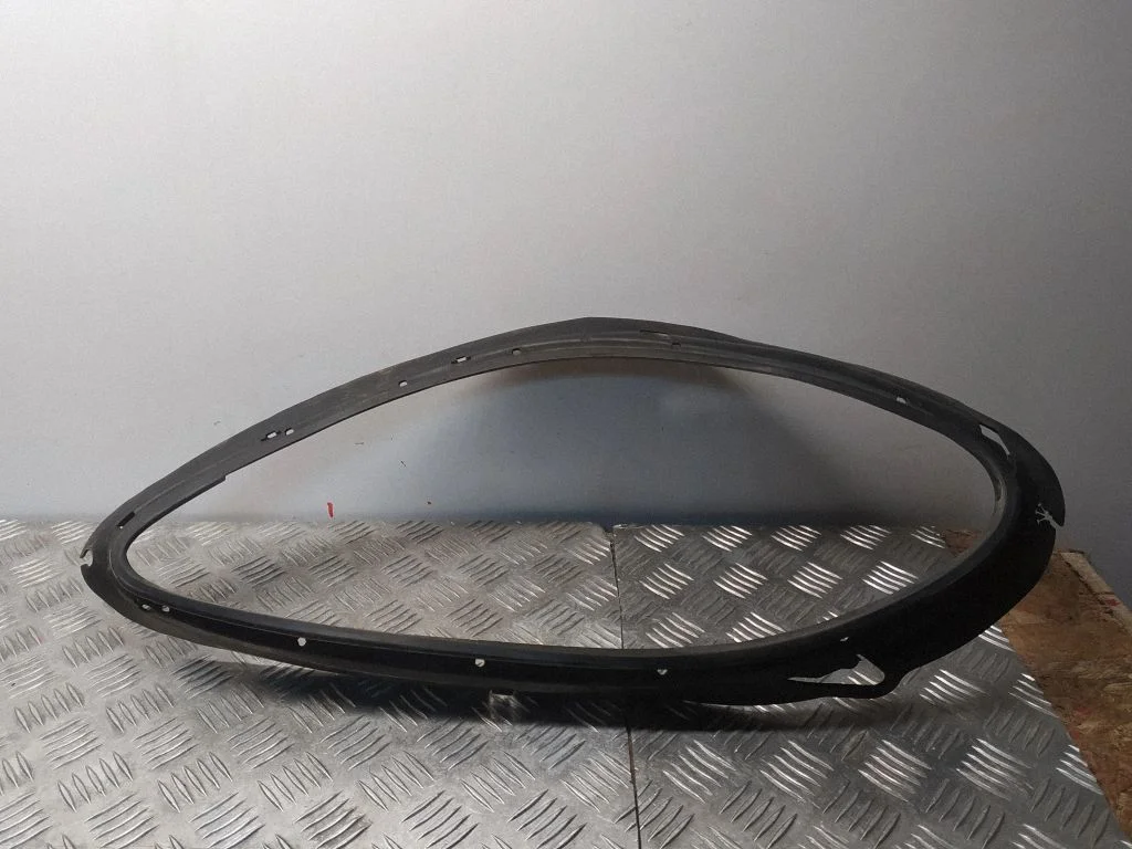 Under headlight/headlamp trim – Porsche Macan (95B) (2014-2018)