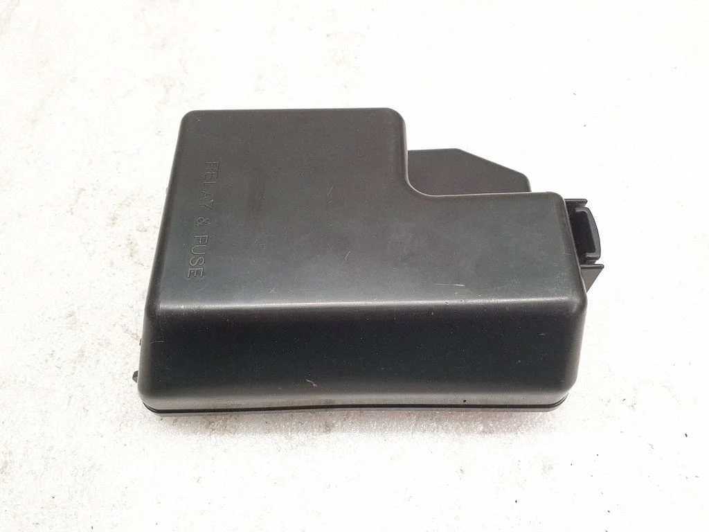 Fuse box cover – Toyota Avensis T250 (2003-2006)