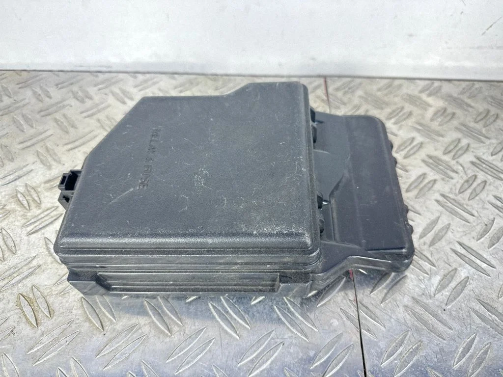 Fuse box cover – Lexus RX III (2008-2015)