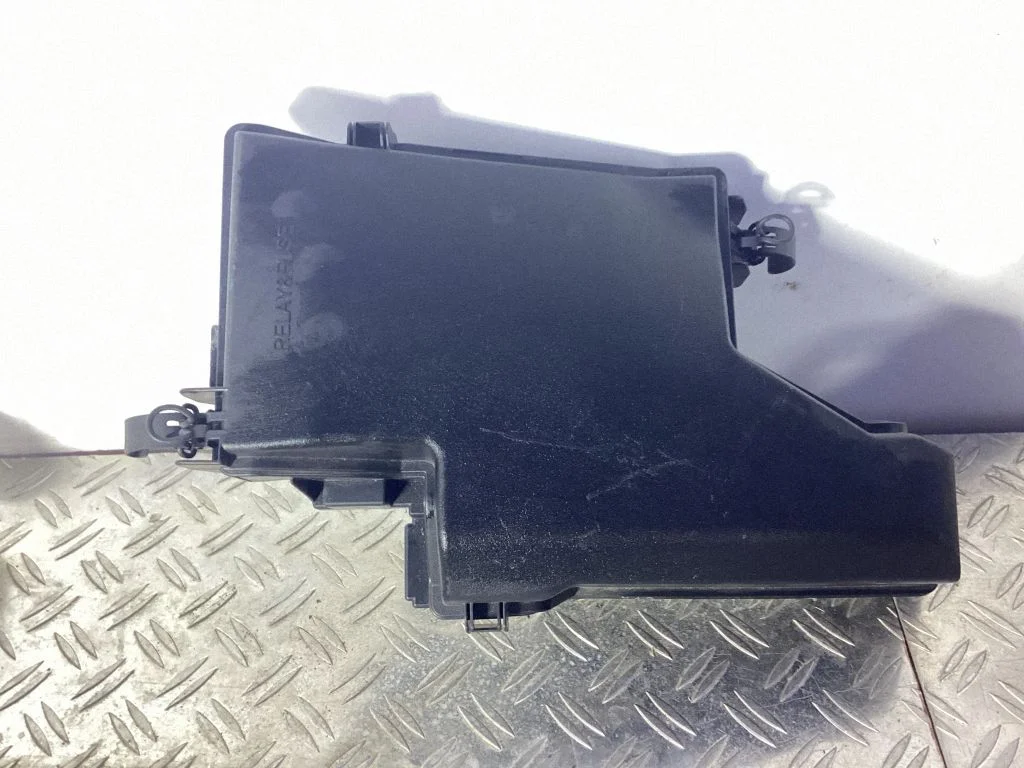 Fuse box cover – Lexus RC (2014-)