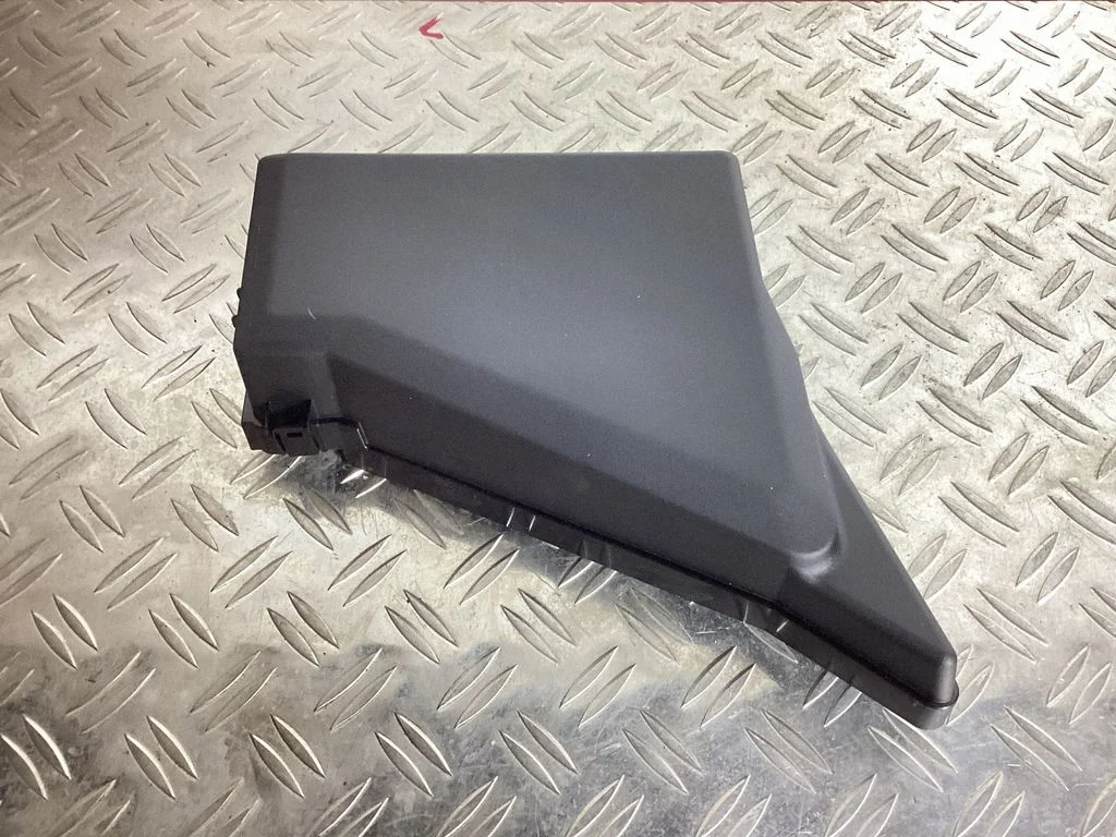 Fuse box cover – Subaru Legacy (2010-2016)
