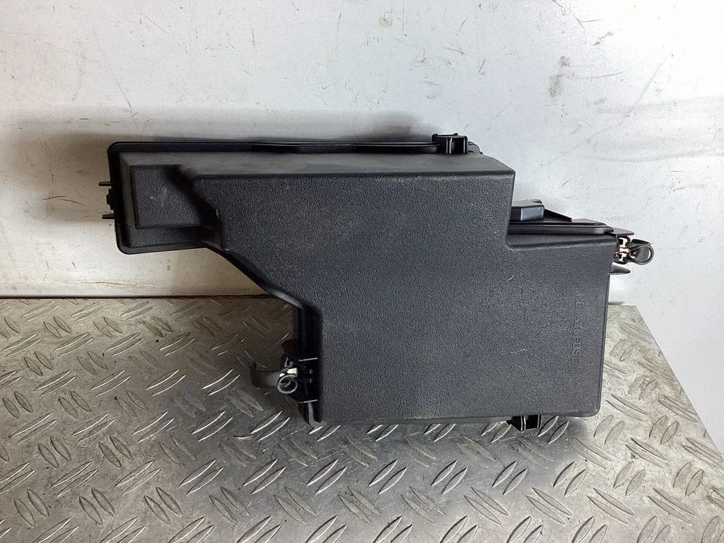 Fuse box cover – Lexus GS 250 350 300H 450H (2013-)