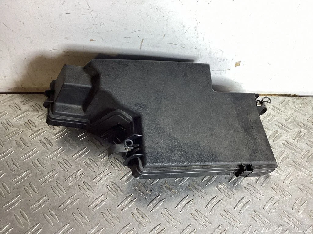 Fuse box cover – Lexus GS 250 350 300H 450H (2013-)