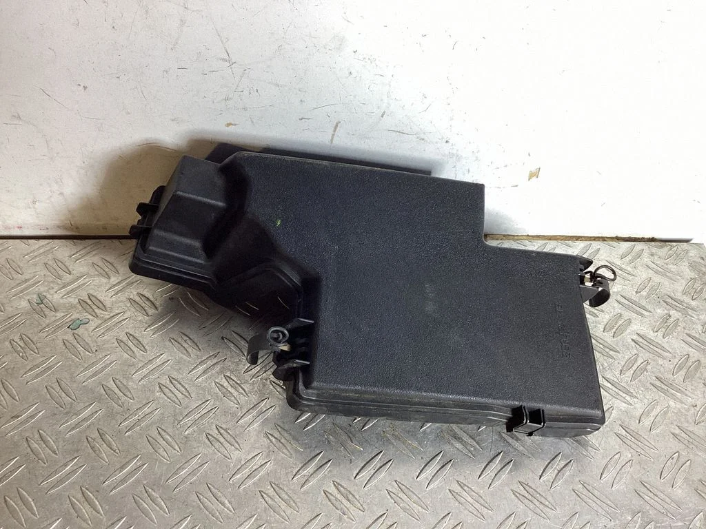 Fuse box cover – Lexus GS 250 350 300H 450H (2013-)