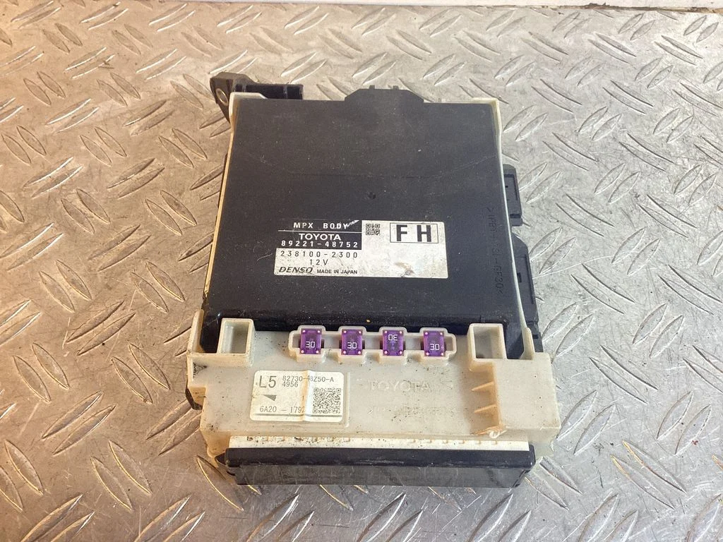 Fuse module – Lexus RX 450H (2016-)