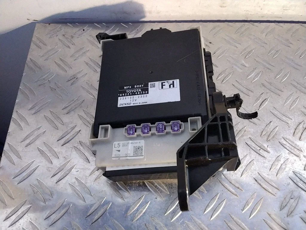 Fuse module – Lexus RX 450H (2016-)
