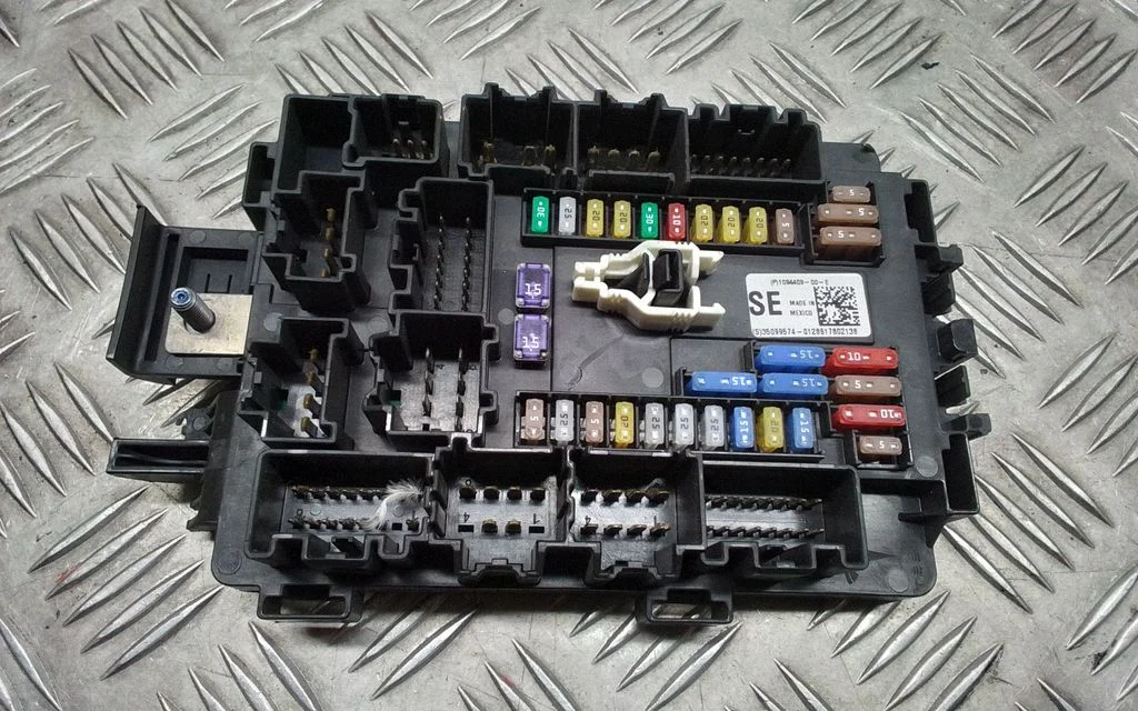 Fuse module – Tesla Model S (2012-)