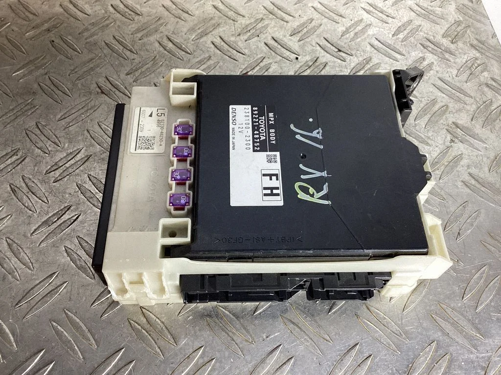 Fuse module – Lexus RX 450H (2016-)