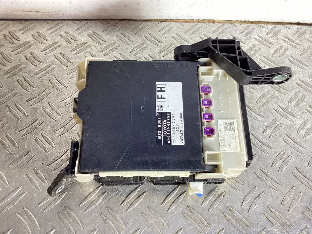Fuse module – Lexus RX 450H (2016-)