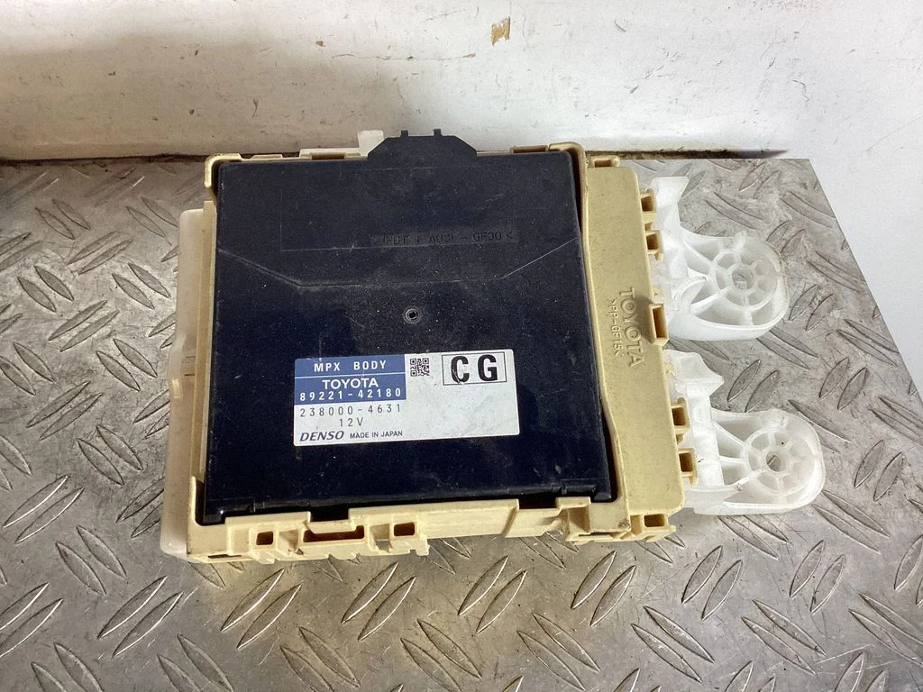 Fuse module – Lexus GS 250 350 300H 450H (2013-)