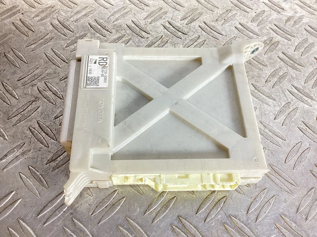 Fuse module – Lexus GS 250 350 300H 450H (2013-)