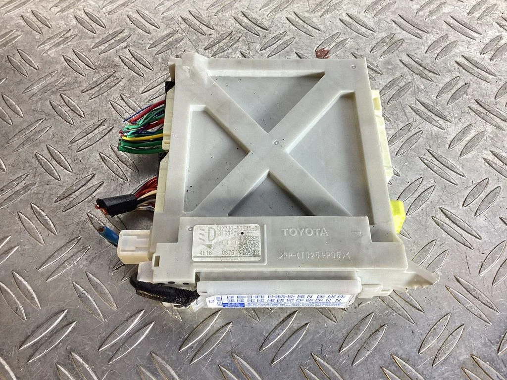 Fuse module – Lexus GS 250 350 300H 450H (2013-)