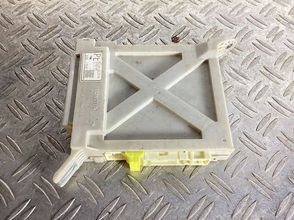 Fuse module – Lexus GS 250 350 300H 450H (2013-)