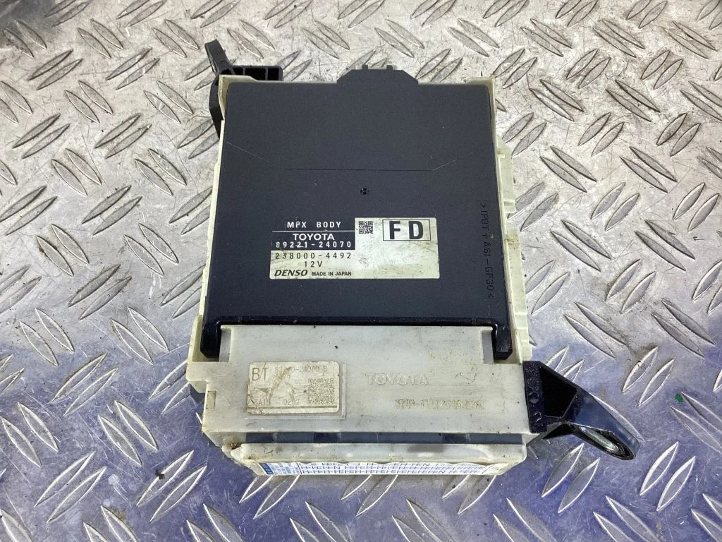 Fuse module – Lexus RC (2014-)