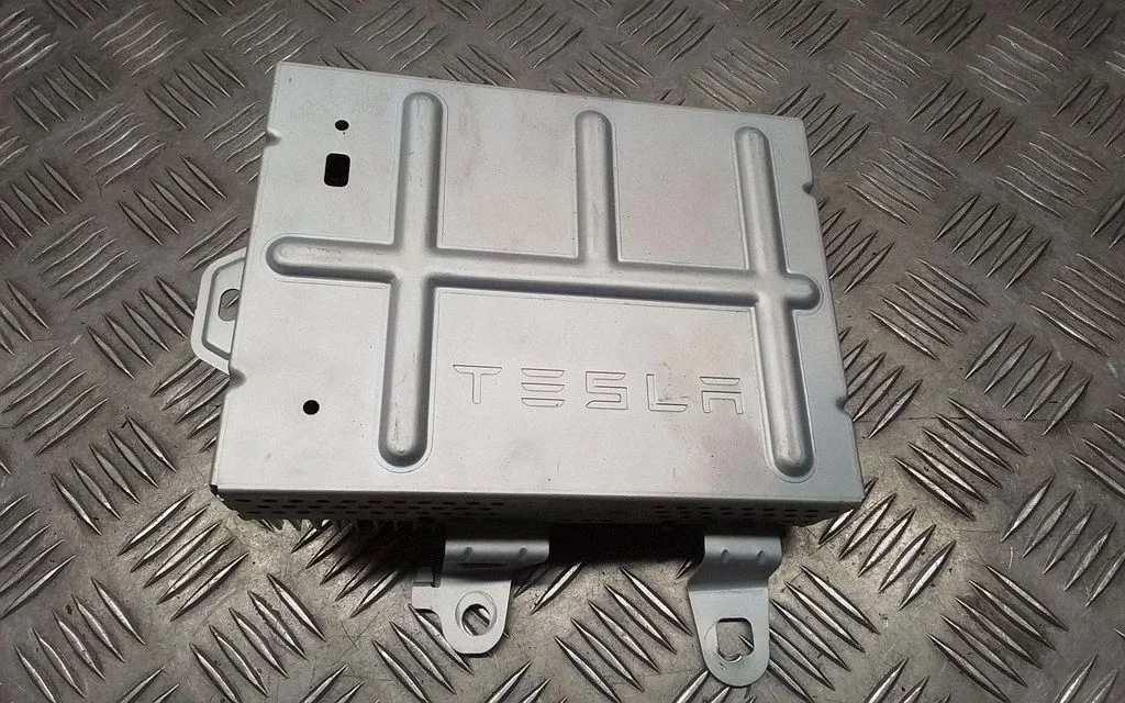 Sound amplifier – Tesla Model Y (2020-)
