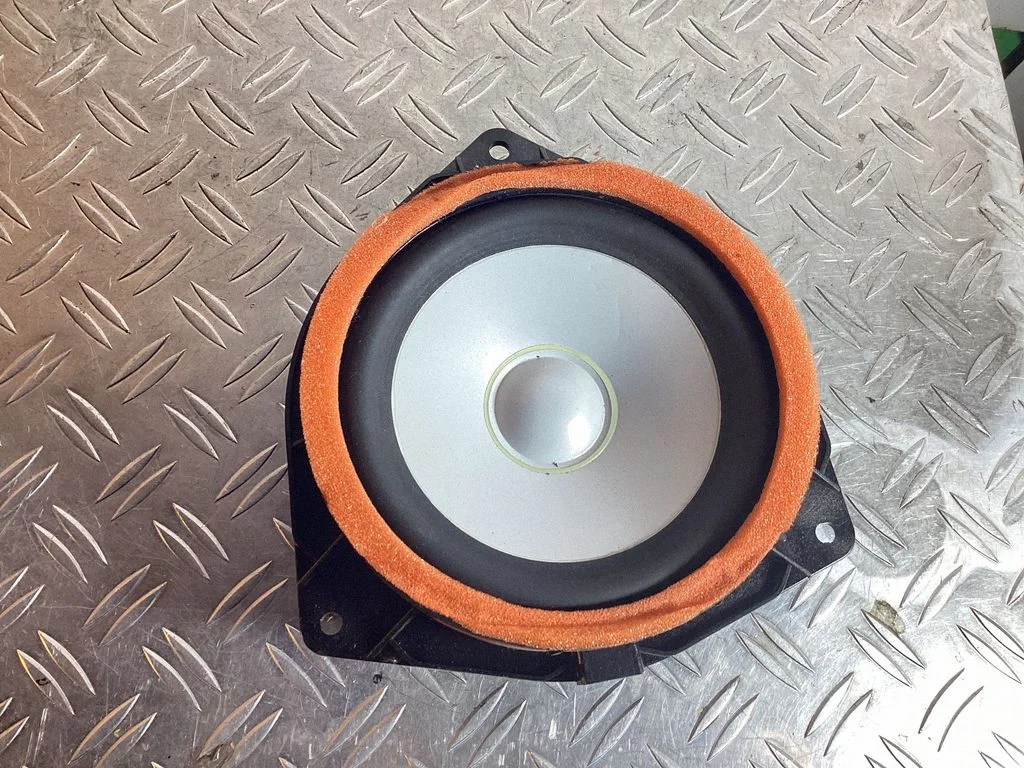Front door speaker – Toyota Land Cruiser (J200) (2008-)