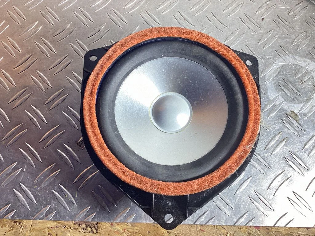 Front door speaker – Toyota Land Cruiser (J200) (2008-)