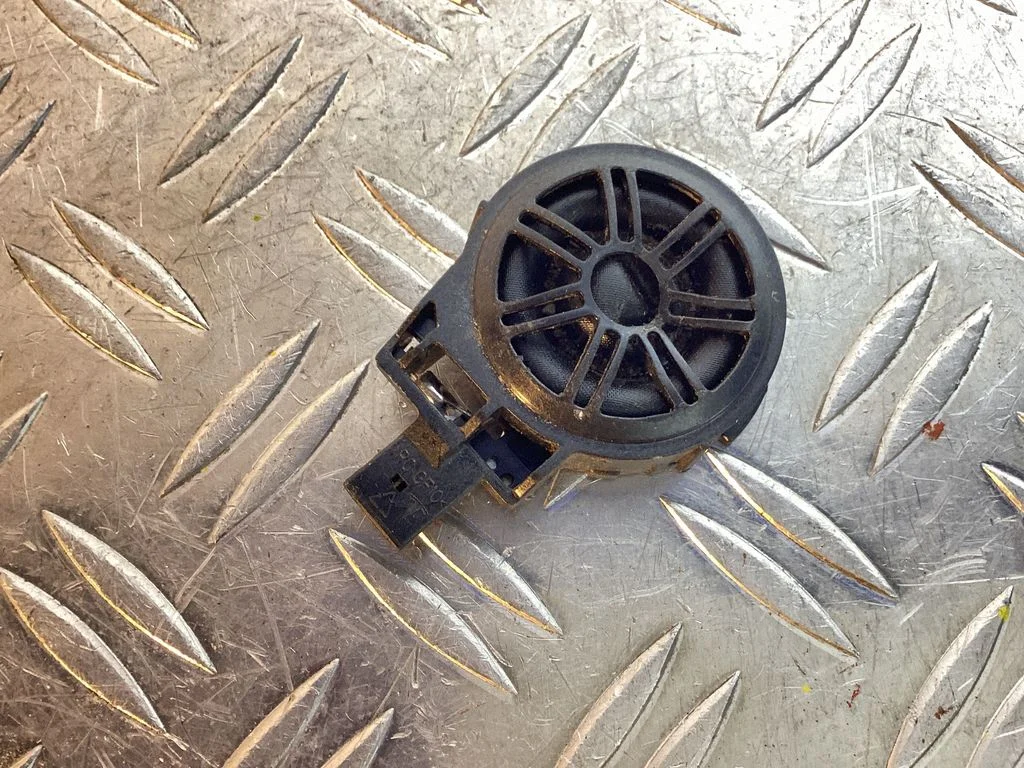 Front door speaker – Tesla Model Y (2020-)