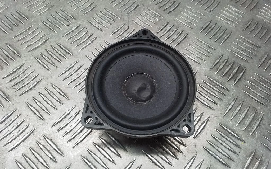 Panel speaker 107974200A