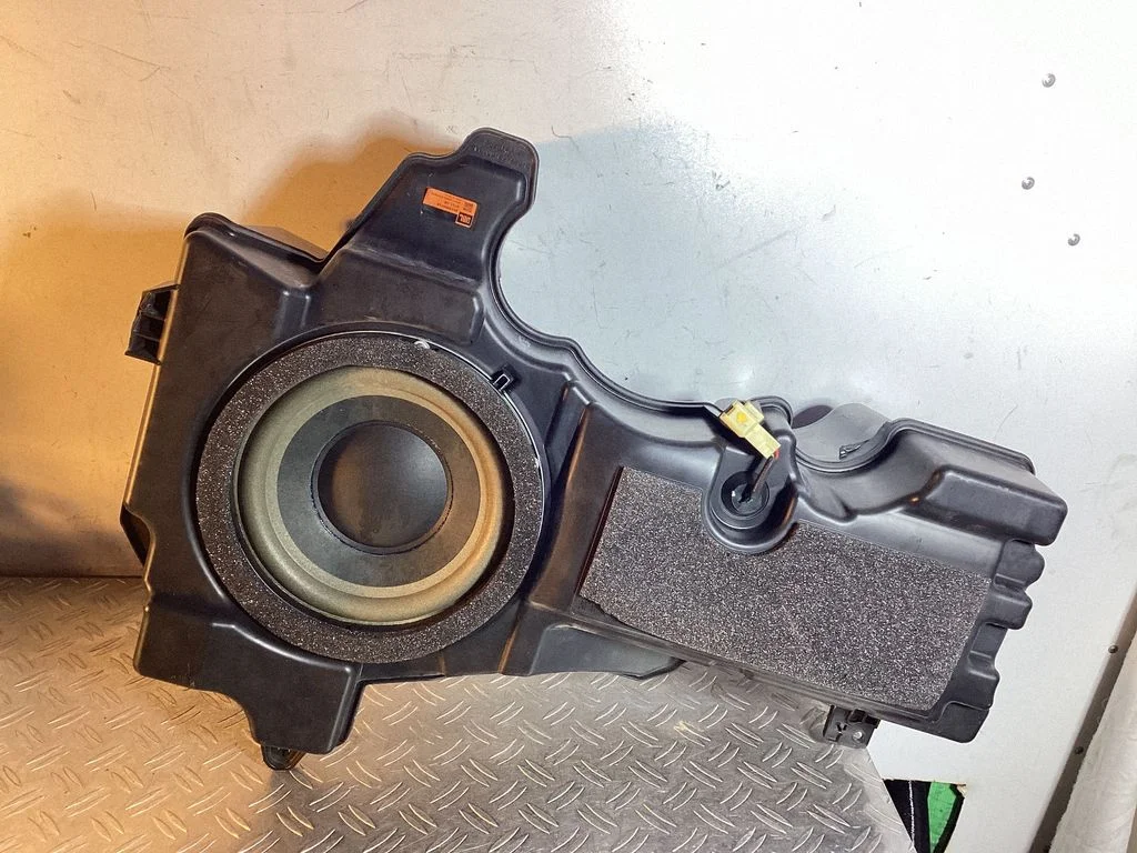 Subwoofer speaker – Toyota Land Cruiser (J200) (2008-)