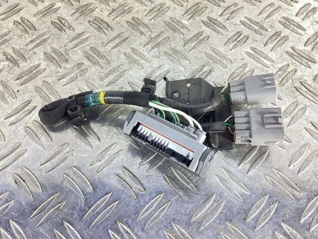 Esitule(de) juhtmestik – Lexus IS III XE30 (2013-2020)