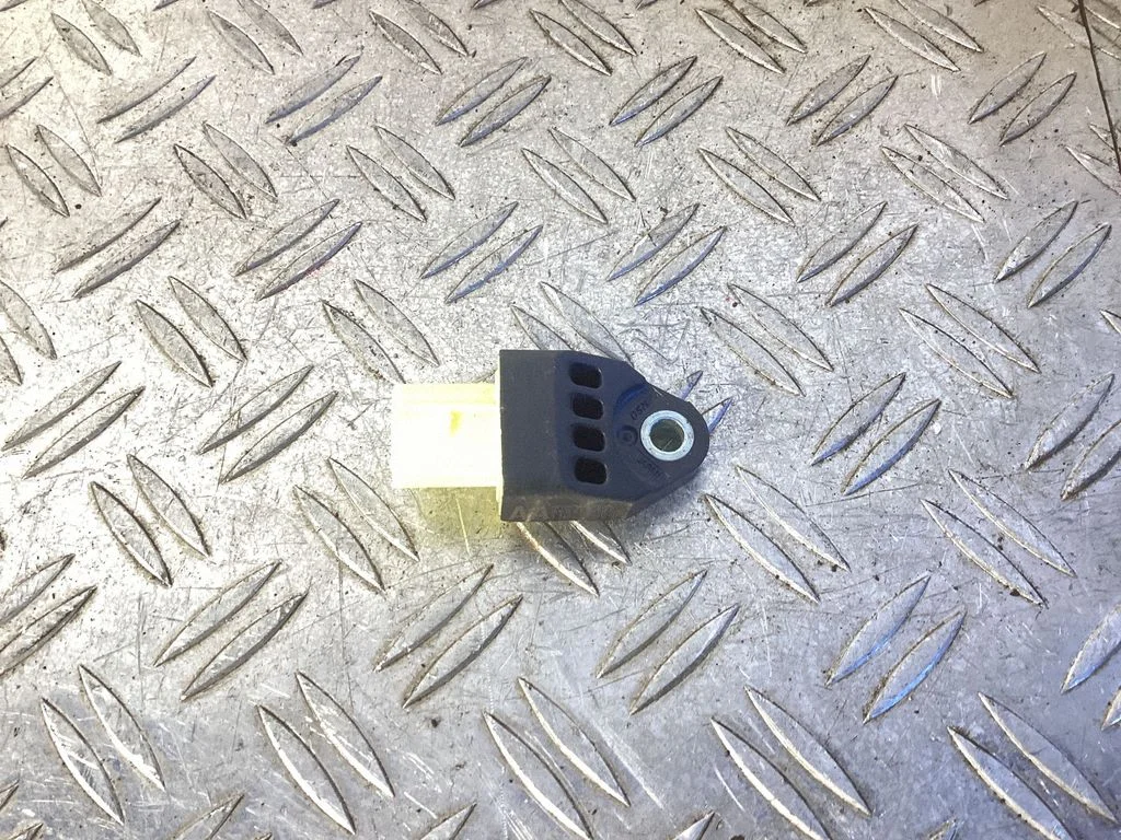 Turvapadja löögiandur 8983175020