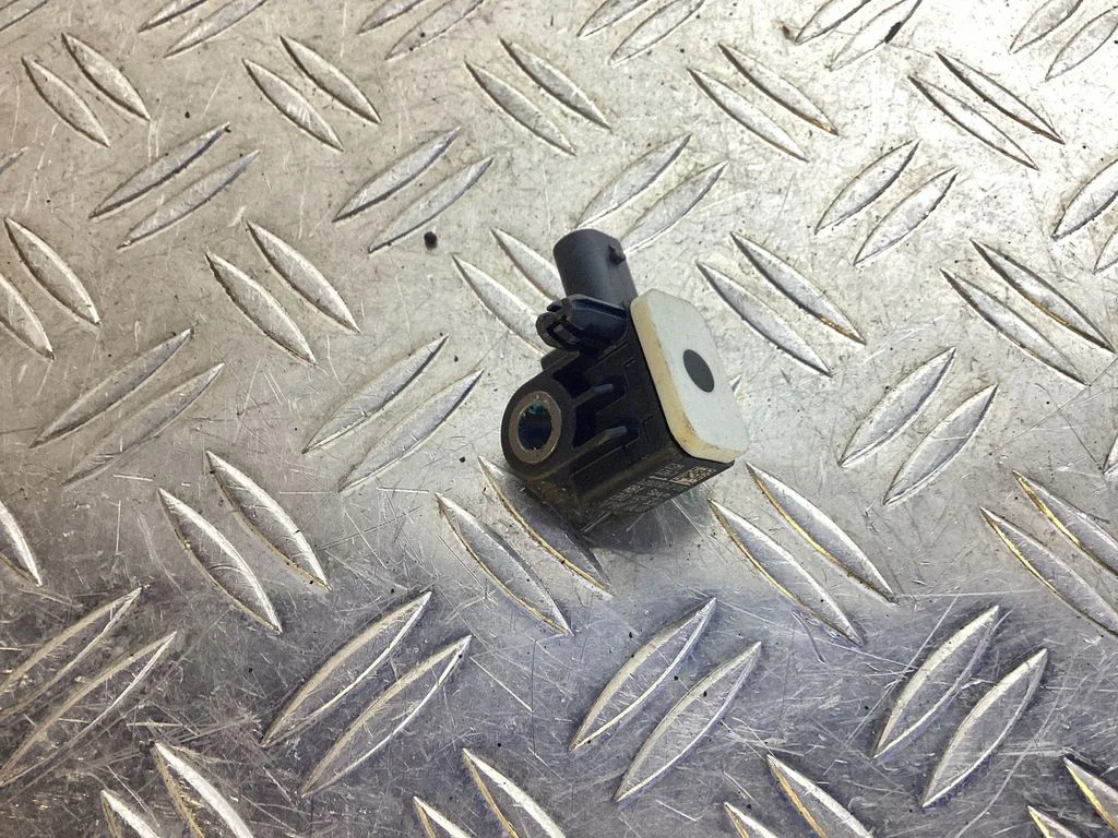 Airbag deployment crash/impact sensor – Porsche Cayenne (92A) (2010-2017)