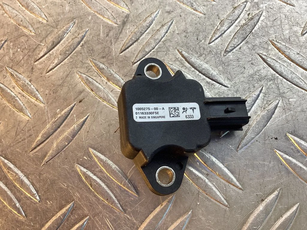 Airbag deployment crash/impact sensor – Tesla Model S (2012-)