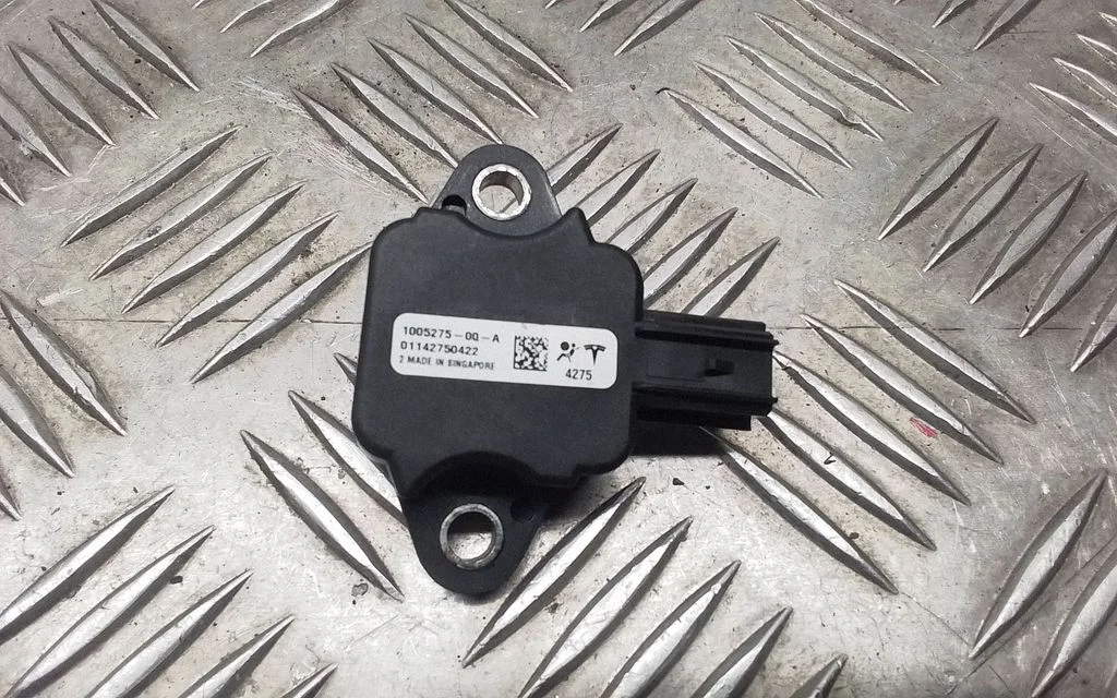 Airbag deployment crash/impact sensor – Tesla Model S (2012-)