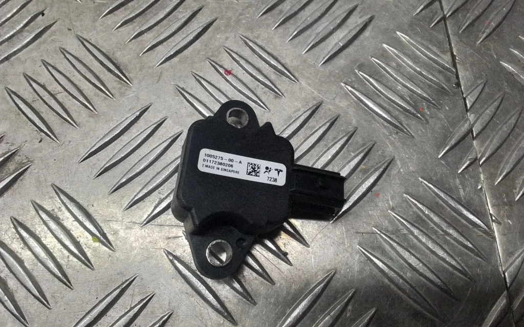 Airbag deployment crash/impact sensor – Tesla Model S (2012-)