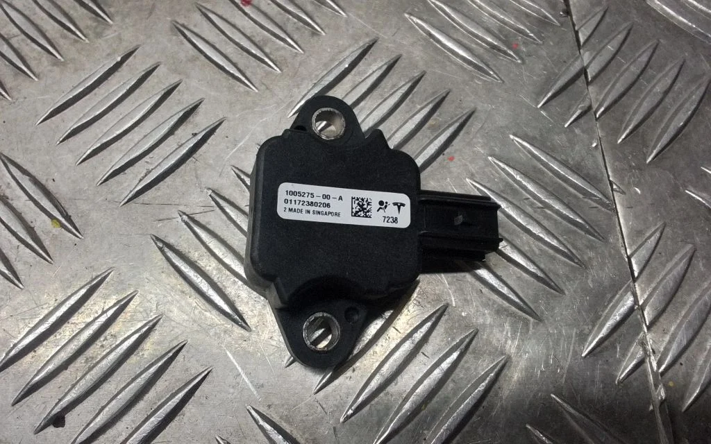 Airbag deployment crash/impact sensor – Tesla Model S (2012-)