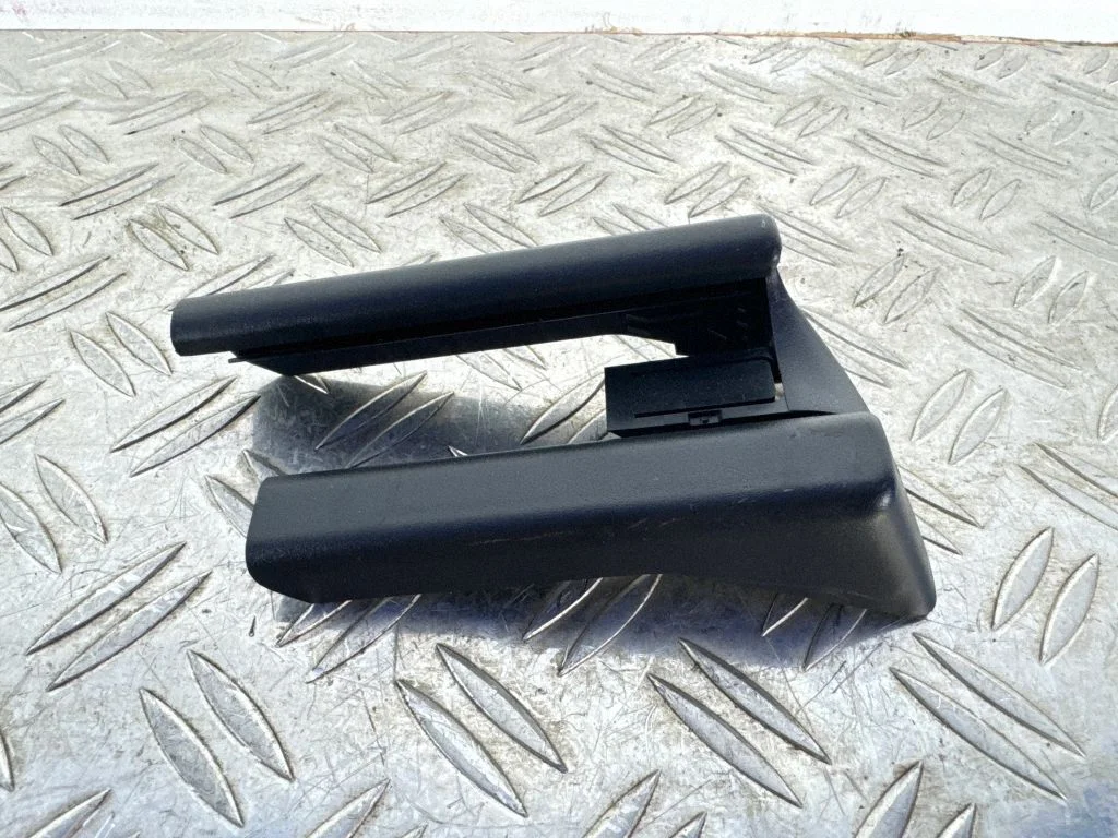 Priekšējā vadītāja sēdekļa sliedes apdare 99152136100