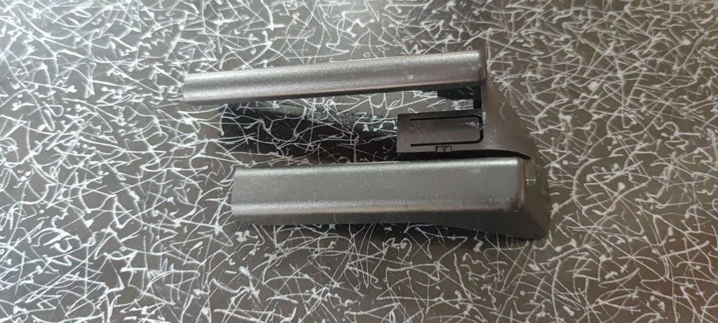 Priekšējā vadītāja sēdekļa sliedes apdare 99152136100