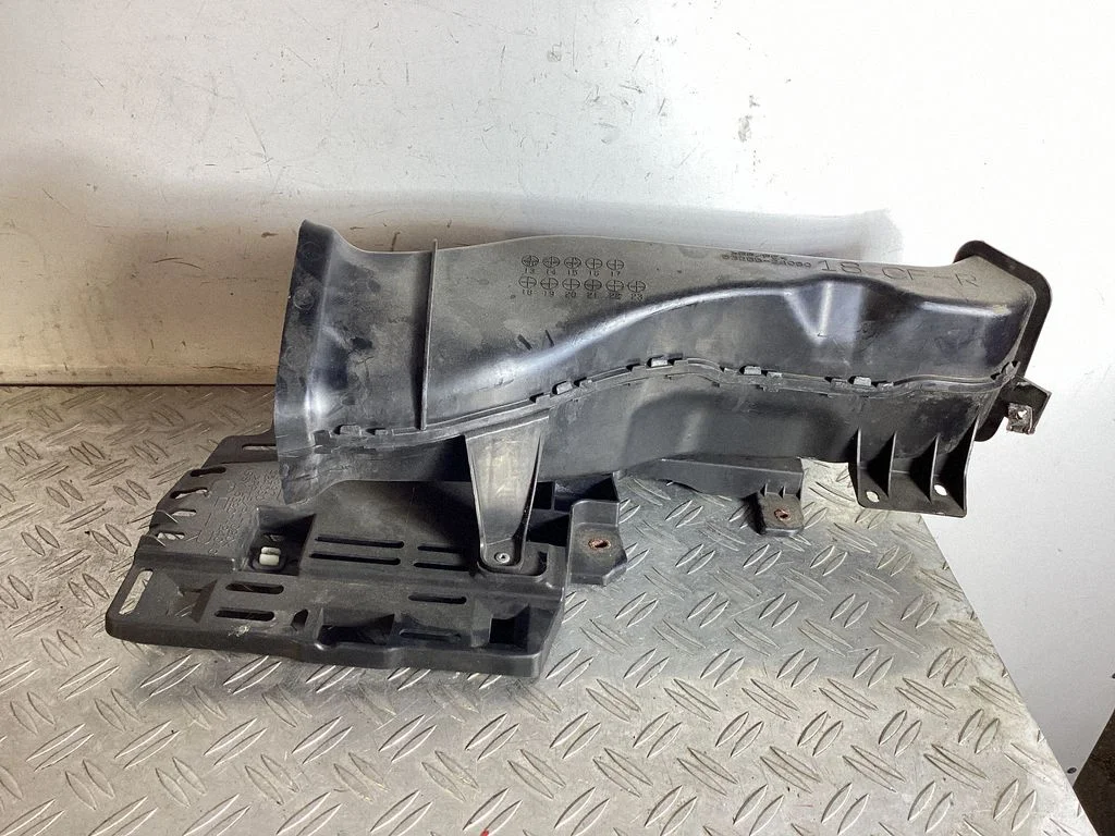 Esistange tugitala – Lexus GS 250 350 300H 450H (2013-)