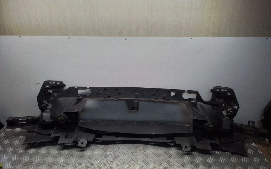 Esistange tugitala – Mercedes-Benz ML-klass W166 (2012-2017)