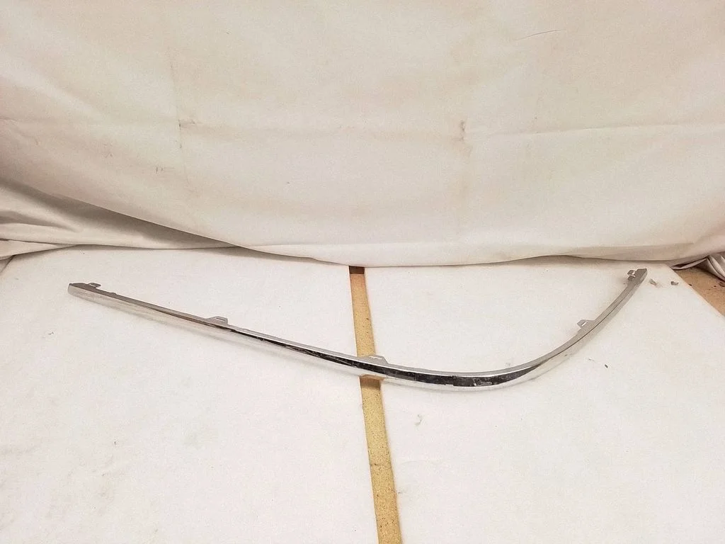 Rear bumper trim bar molding 3C5807460B