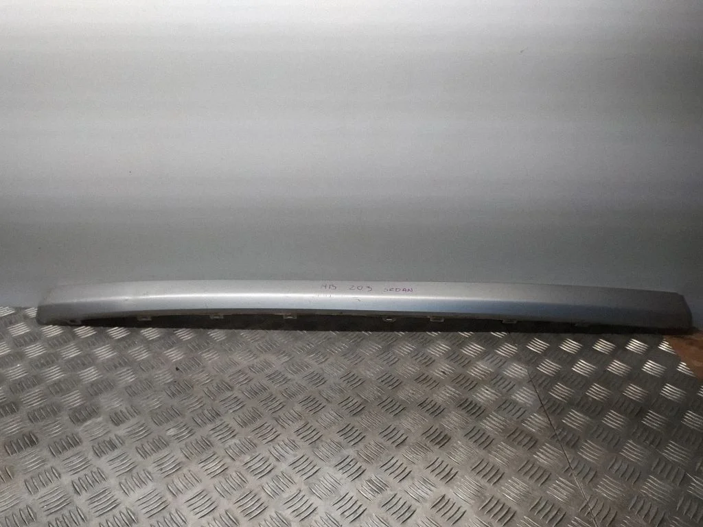 Rear bumper trim bar molding