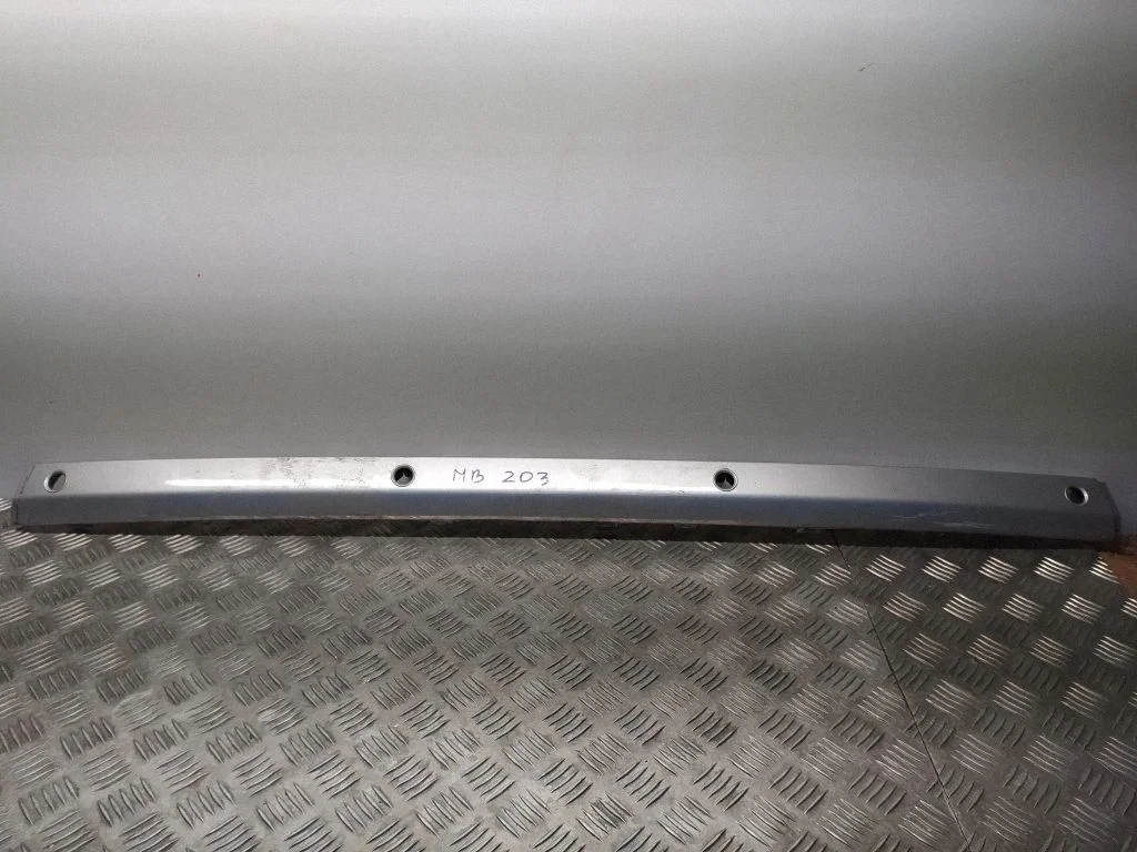 Rear bumper trim bar molding