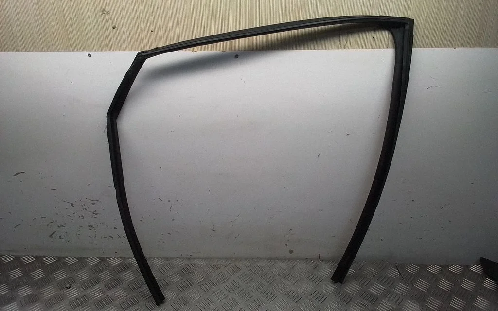 Rubber seal rear door – Lexus NX (2014-2021)