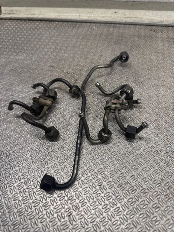 Fuel injector supply line/pipe