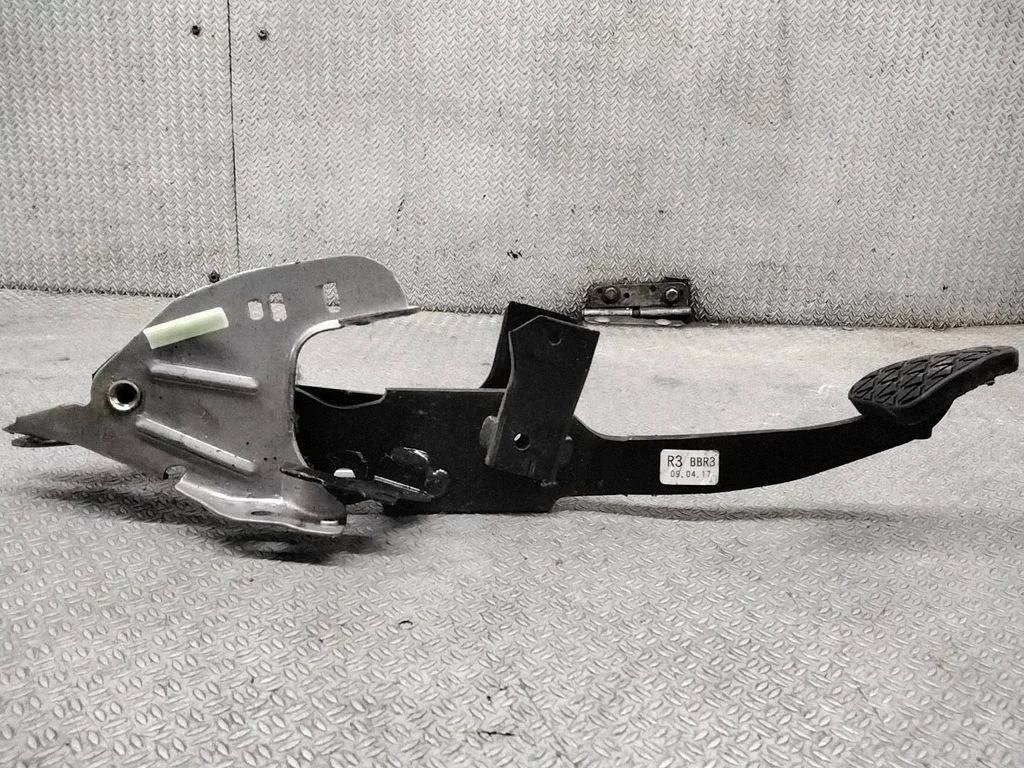 Brake pedal – Mazda 3 II (2009-2013)