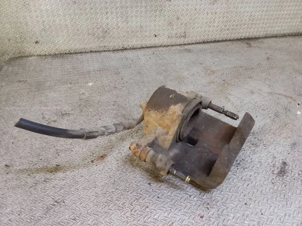 Front brake caliper – left