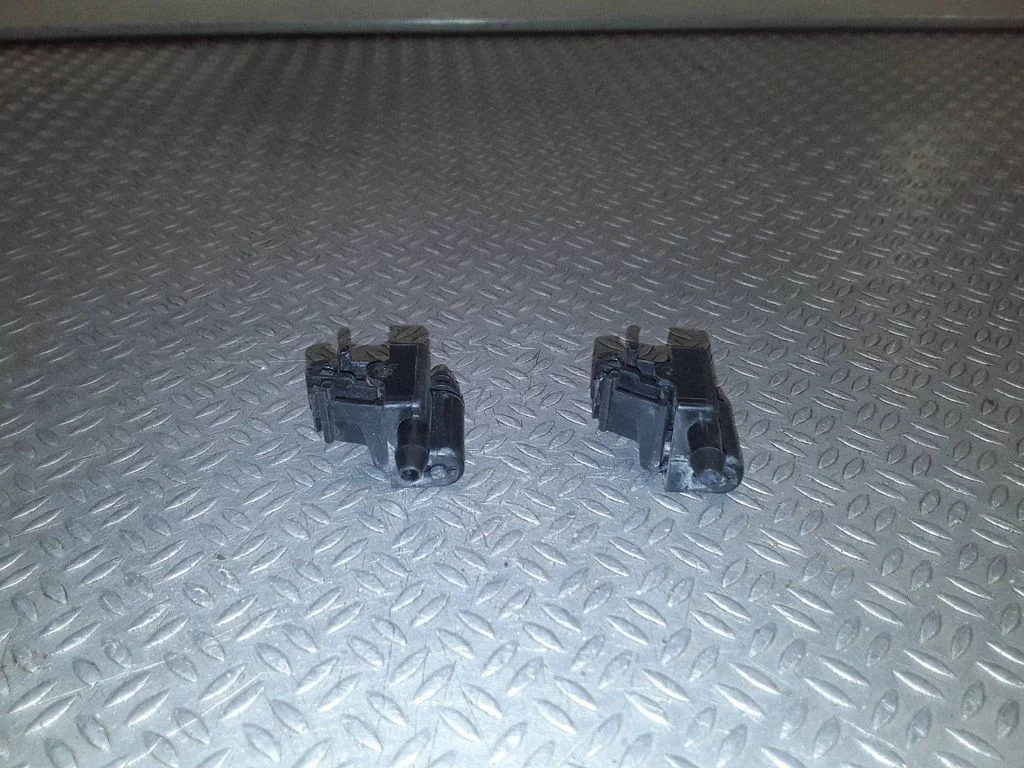 Windshield washer spray nozzle