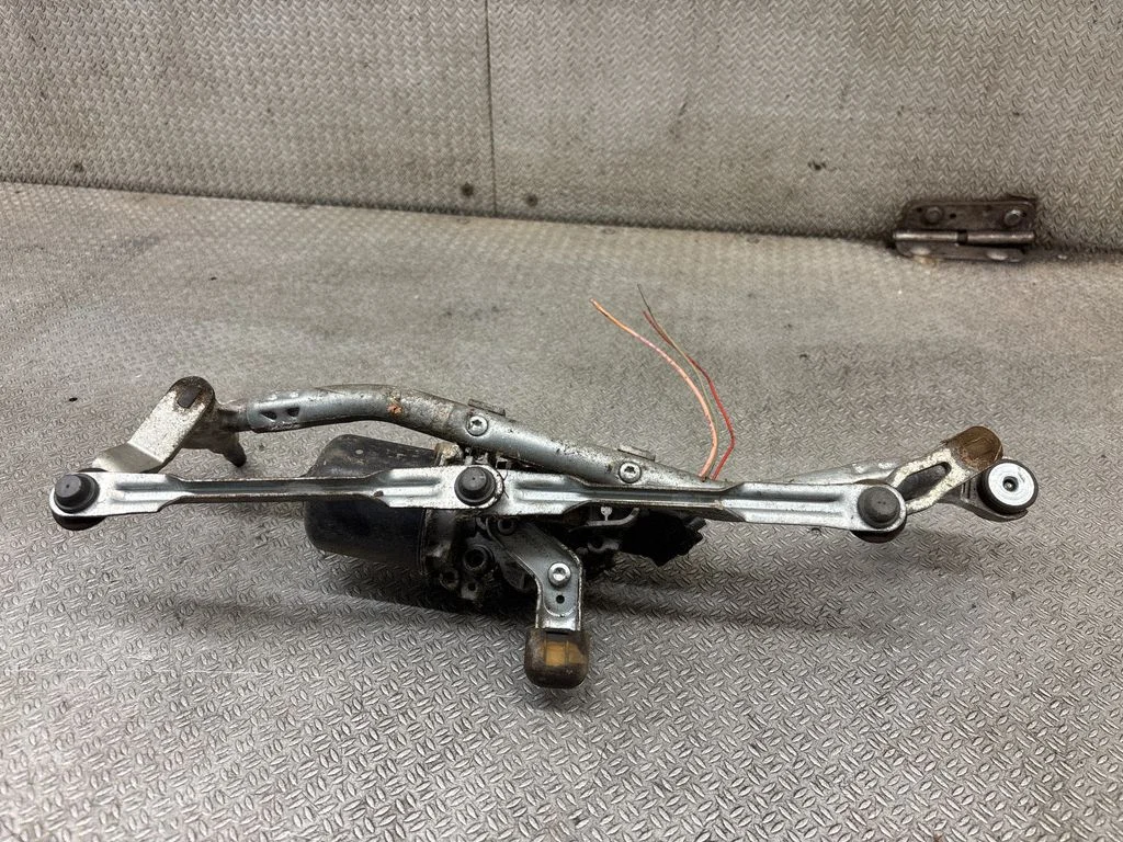 Front wiper linkage and motor