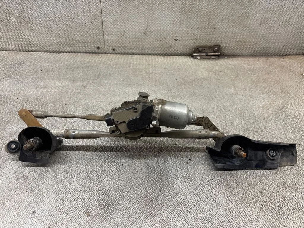 Front wiper linkage and motor