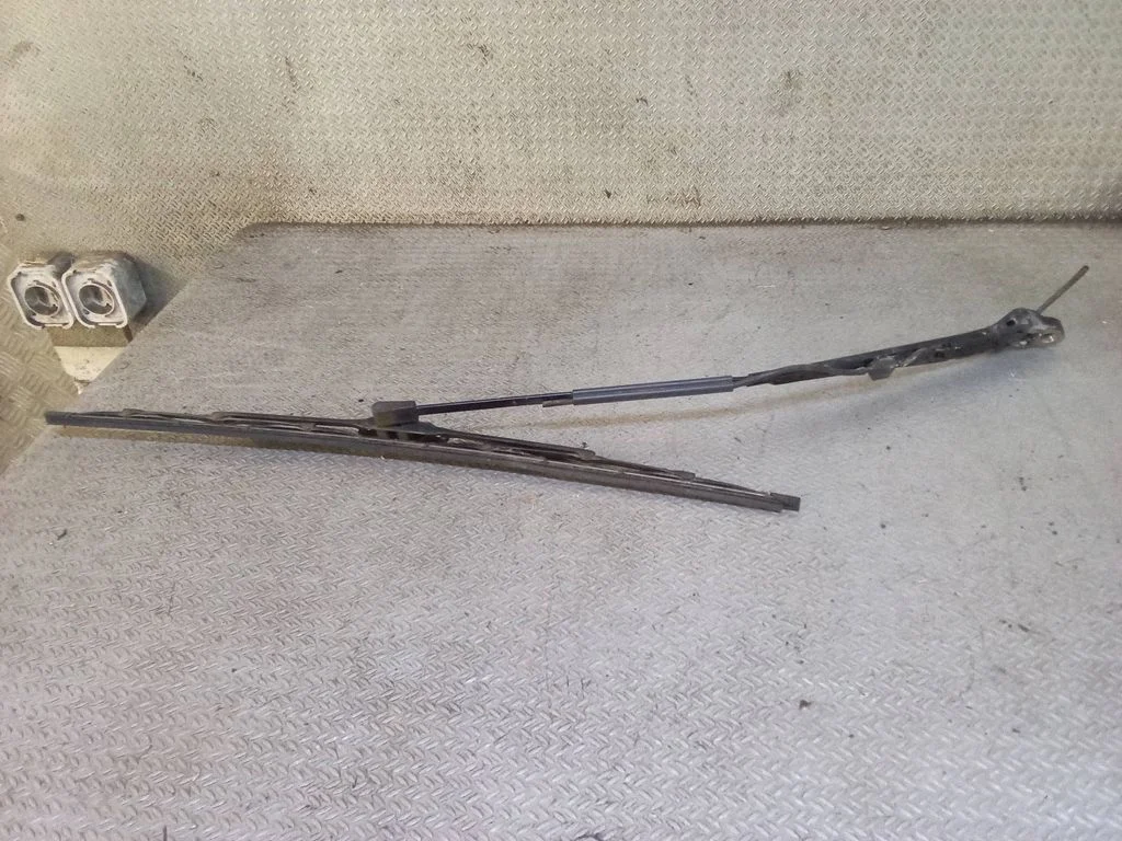 Windshield/front glass wiper blade – right
